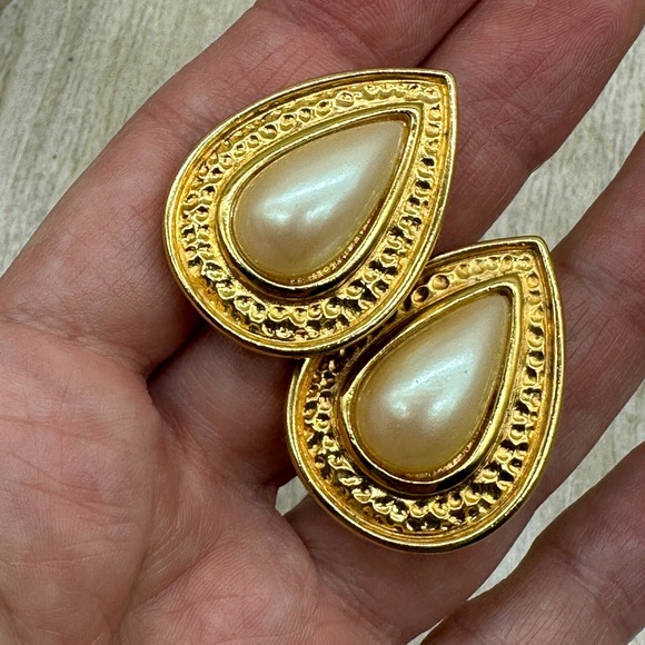 Vintage Avon Earrings Matte Gold‎ Tone Faux Pearl Teardrop Clip On 80's - Picture 8 of 9